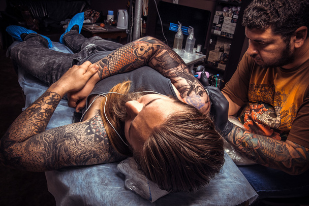 Artista de tatuagem profissional faz tatuagem em estúdio
 - Foto, Imagem