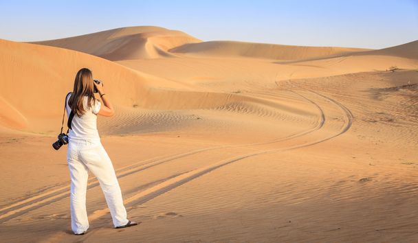 donna sta scattando foto di dune nel deserto
 - Foto, immagini