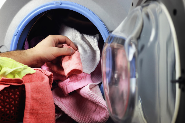 máquina lavadora de mão colocar
 - Foto, Imagem