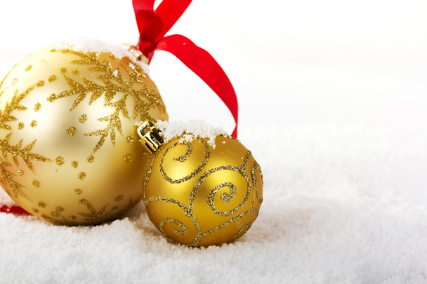 Gold Christmas decorations in white snow for background - Foto, Bild