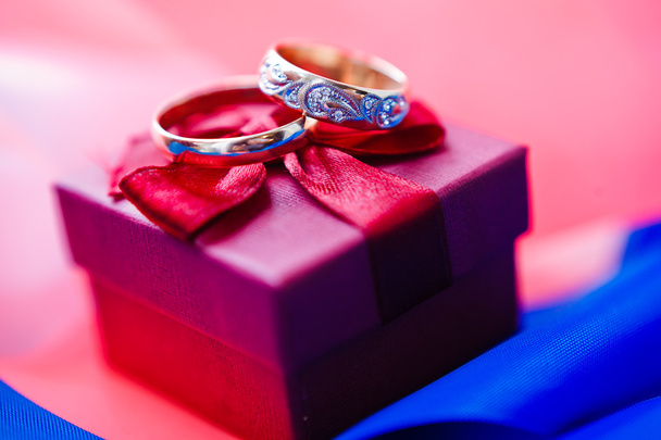 金の結婚指輪 - 写真・画像