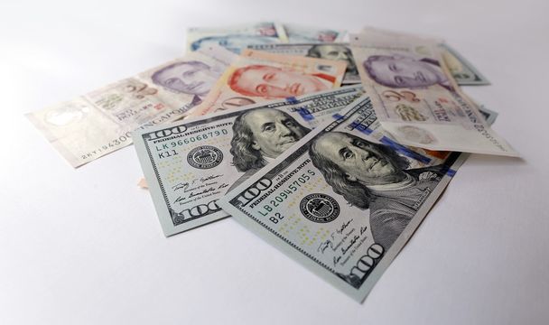 Singapur y Dólar estadounidense aislados sobre fondo blanco
 - Foto, Imagen