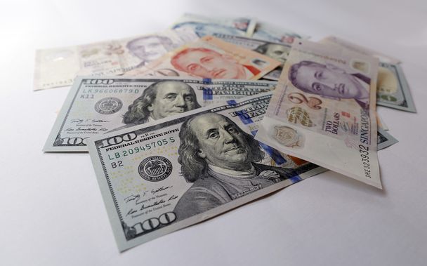 Szingapúri és USA dollár elszigetelt fehér background - Fotó, kép