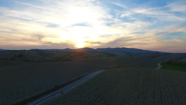 Luchtfoto schot, prachtige tucany heuvels landschap, vliegen boven de geploegd velden, Toscane viaduct - Video