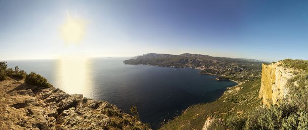 Vista de la ciudad de Cassis, la roca de Cap Canaille y el mar Mediterráneo
 - Foto, Imagen