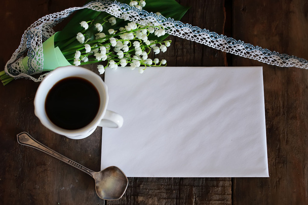csokor, a gyöngyvirág és a reggeli kávé - Fotó, kép