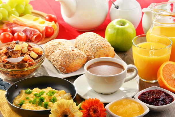 Kahve, meyve suyu, yumurta ve rulo ile Kahvaltı - Fotoğraf, Görsel