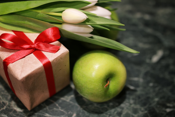 white tulip gift box green background - Фото, изображение