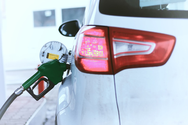 Gasolina de reabastecimento de automóveis
 - Foto, Imagem