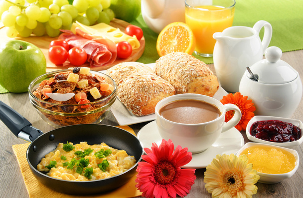 Petit déjeuner servi avec café, jus de fruits, œufs et petits pains
 - Photo, image