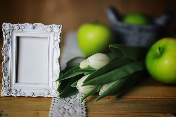 white tulip apple wooden - Foto, afbeelding