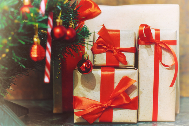 pila di regali sotto un albero di Natale
 - Foto, immagini