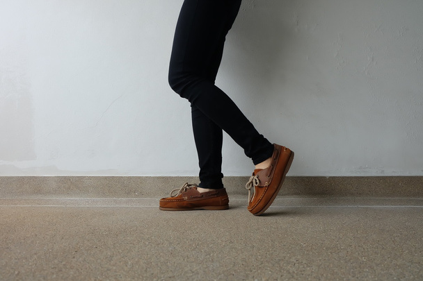 Gros plan sur les chaussures brunes féminines. Chaussures de mode de plein air Chaussures Concept
  - Photo, image
