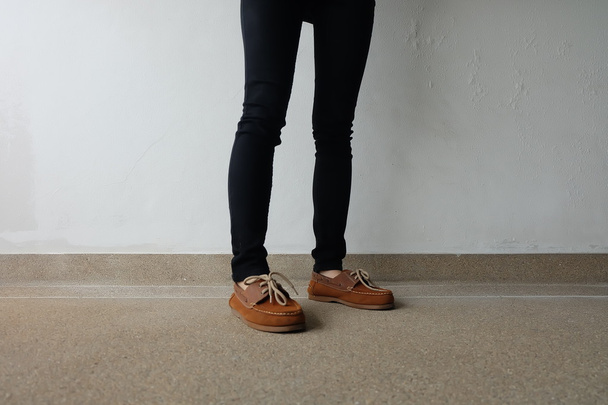 Naispuolisia ruskeita kenkiä. Outdoor Fashion kengät Jalkineet Concept
  - Valokuva, kuva