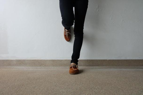 Nahaufnahme weiblicher brauner Schuhe. Outdoor-Mode Schuhe Schuhkonzept  - Foto, Bild