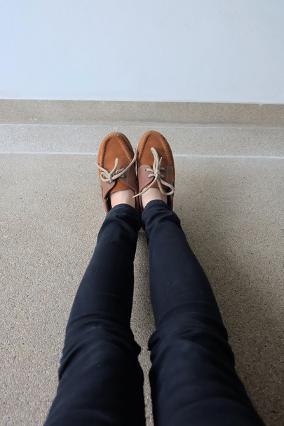 Nahaufnahme weiblicher brauner Schuhe. Outdoor-Mode Schuhe Schuhkonzept  - Foto, Bild