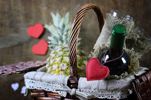 feliz cesto de vino de San Valentín
 - Foto, imagen