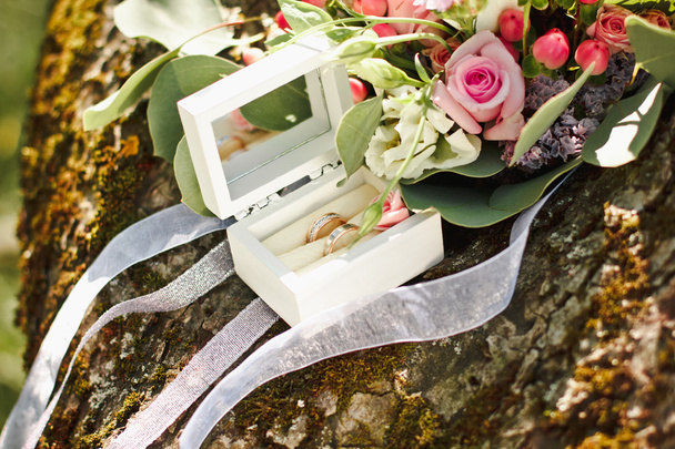 Hermoso y original ramo de flores y anillos de boda
 - Foto, Imagen