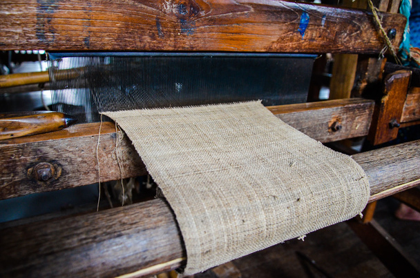 крупним планом бамбукові нитки плетіння на ручному дерев'яному ткацькому верстаті
 - Фото, зображення