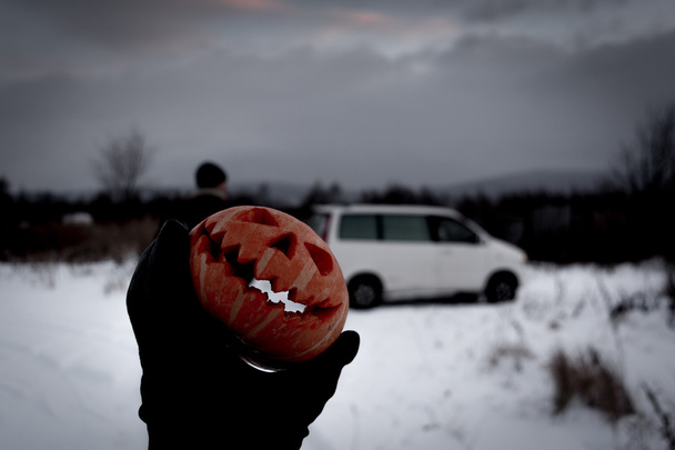 Walking with a Jack-o-lantern in the Halloween day - Foto, imagen