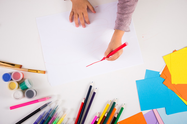 niña dibujo con lápices de colores sobre papel
 - Foto, Imagen