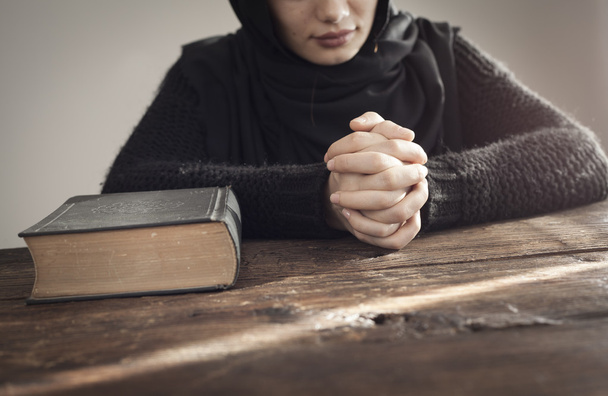 Мусульманка, читающая Коран
 - Фото, изображение
