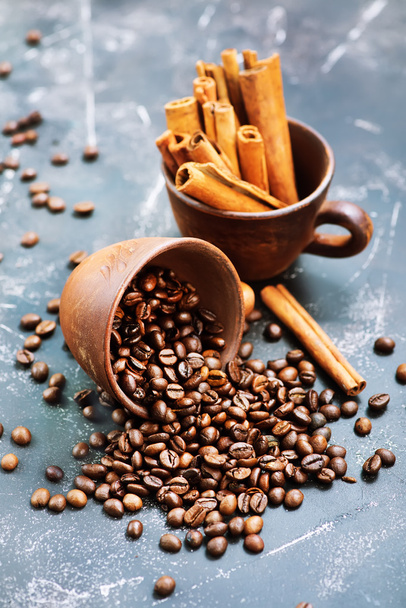 Kaffeebohnen und Zimtstangen - Foto, Bild