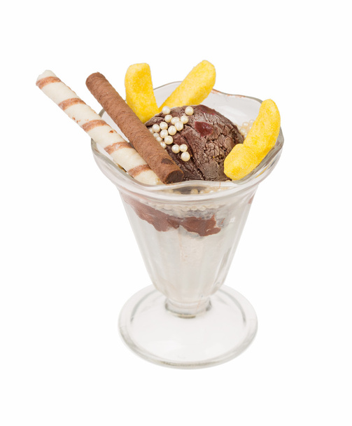 Ванильное и шоколадное мороженое в стакане
. - Фото, изображение