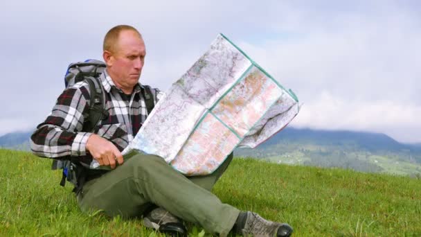 4K  Tourist  adult man in mountains  with  topographical map.  - Filmagem, Vídeo