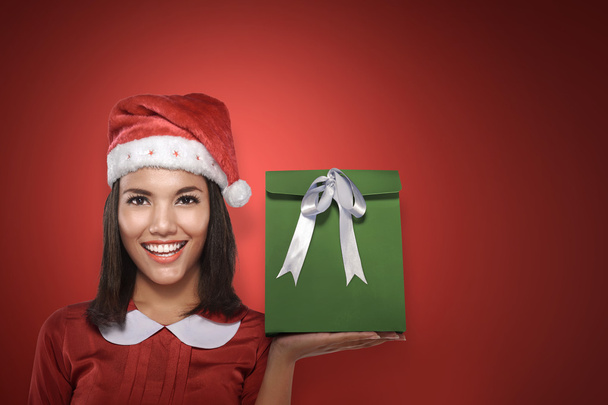 Young asian woman with santa hat hold a gift - Foto, Imagem