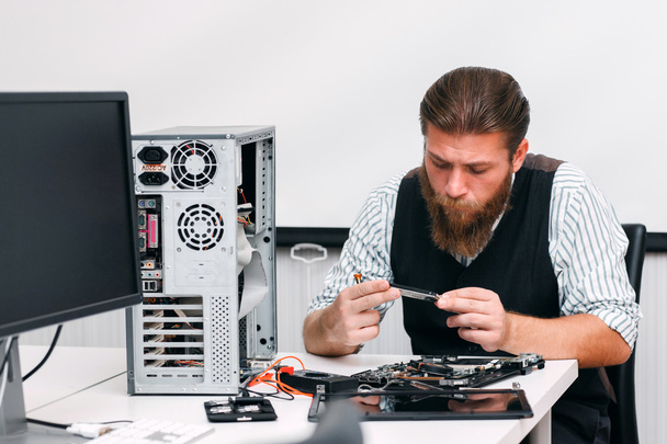 Repairman examine inside part of computer - Foto, Imagem