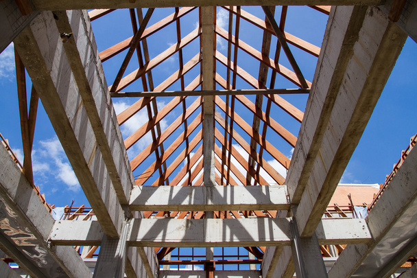 Low angle view of roof trusses and framing wooden of new house c - Foto, Imagem