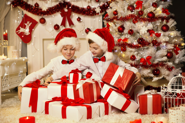 Christmas Children Opening Present Gift Box, Kids Boys Santa Hat - Foto, Imagem
