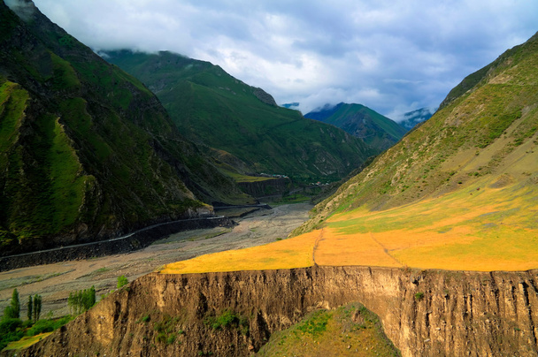 Akhtychay joen ja laakson panoraama, Midjakh Akhty Dagestan Venäjä
 - Valokuva, kuva