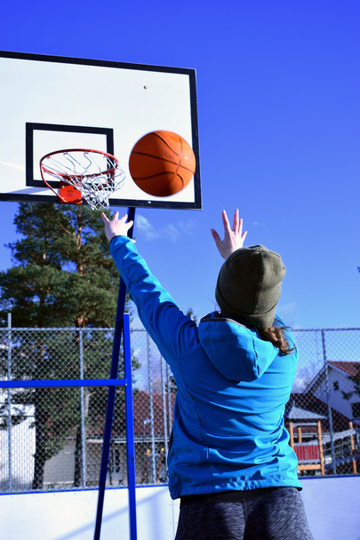 Basketbal op de buitenlucht - Foto, afbeelding