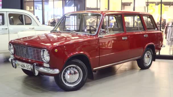 Retro samochodów radzieckich. VAZ 2102 Ziguli - Materiał filmowy, wideo