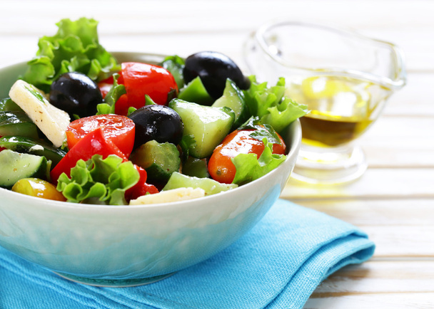 Mediterrane salade met olijven, kaas en groenten. Gezonde voeding. - Foto, afbeelding