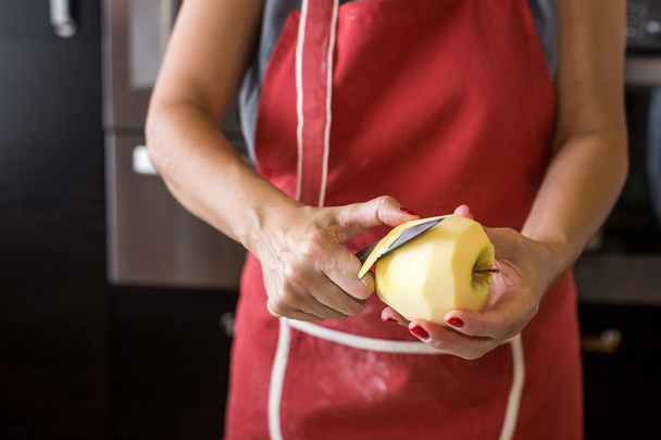 unrecognizable woman cooking apple pie - Zdjęcie, obraz