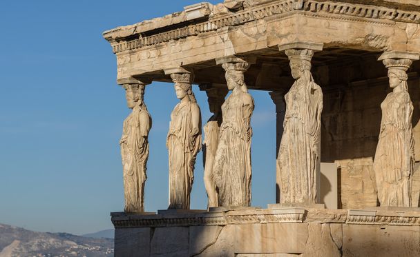 Αγάλματα από τις Καρυάτιδες στην Αθήνα - Φωτογραφία, εικόνα