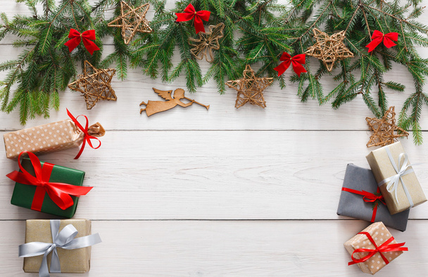 Різдвяні прикраси, подарункові коробки та фон з гірлянд
 - Фото, зображення