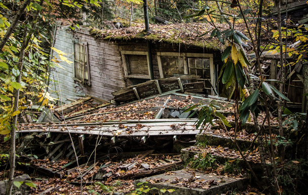 Verlaten van grote rokerige bergen-vakantiehuis - Foto, afbeelding
