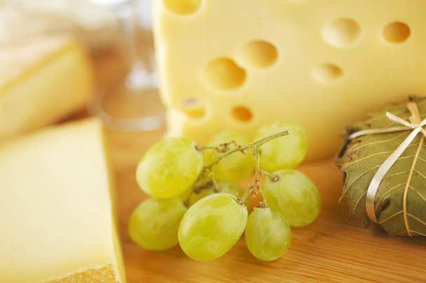 cheese and grape close up - 写真・画像