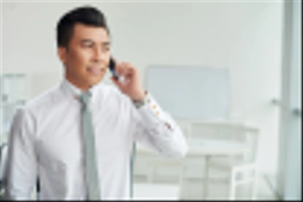 Biznesmen rozmawiający przez telefon - Zdjęcie, obraz