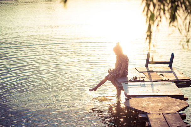 little girl splashing at the lake - Foto, Imagem