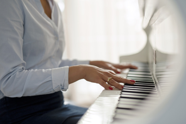 Frau spielt weißes Klavier - Foto, Bild