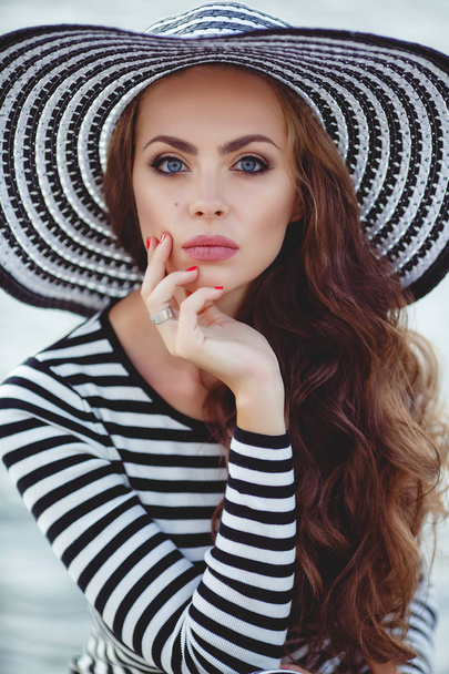 Portrait of beautiful woman in hat on the pier - Φωτογραφία, εικόνα