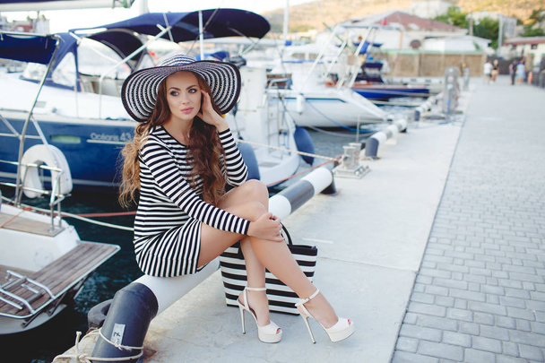 Portrait of beautiful woman in hat on the pier - Valokuva, kuva