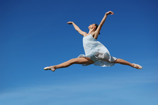 Bailarina realizando un salto
 - Foto, Imagen