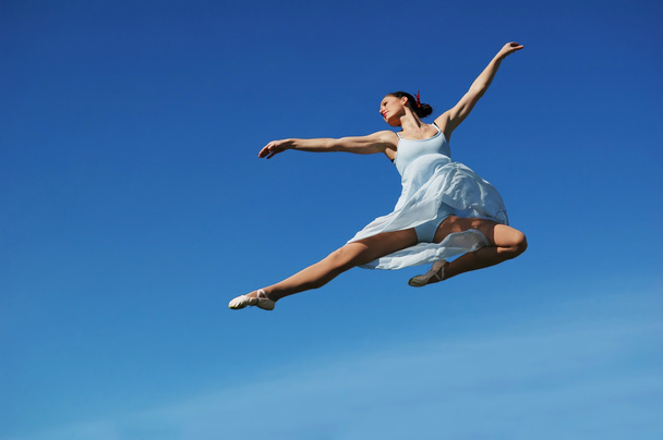 Ballerina suorittaa hypätä
 - Valokuva, kuva