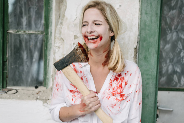 mujer zombie con hacha
 - Foto, imagen